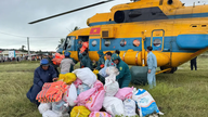 Dak Lak: Helikoptere fortsætter med at blive indsat for at levere essentielle forsyninger til oversvømmede områder.