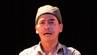 母親の誕生日パーティーを台無しにした後、キム・ハイは実験的な演劇に出演する。