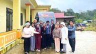Mendermakan 520 pakej hadiah dan penjana kepada penduduk di Quang Nam.