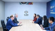 Premierminister Pham Minh Chinh trifft sich mit dem Generalsekretär der OECD.
