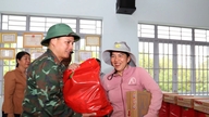 Wilayah Tentera 7 menyediakan bantuan kepada penduduk di kawasan banjir di Nam Da.