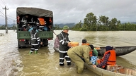 Det mobile politiregiment fra Central Highlands yder bistand til oversvømmelsesofre i Dak Lak.