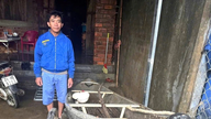 Se otorgó un certificado de reconocimiento al valiente hombre que rescató a más de 40 personas en la zona afectada por las inundaciones de Hoa Thinh.