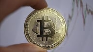 Bitcoin klesá pod 70 000 dolarů, napětí v Perském zálivu se stupňuje.