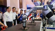 WEF-direktør: Unge mennesker skal forberede sig på at arbejde sammen med robotter.