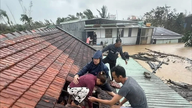Mange skoler i Ho Chi Minh City reducerer samtidig studieafgifter og lancerer kampagner for at støtte folk i oversvømmelsesramte områder.