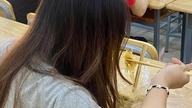 Alunos que comem enquanto estudam em salas de aula geram debate sobre se isso é ou não aceitável.