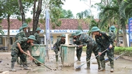 ทหารจากกองบัญชาการทหารภาค 5 กำลังพยายามช่วยเหลือเด็กนักเรียนในพื้นที่ประสบอุทกภัยให้กลับไปเรียนหนังสือโดยเร็วที่สุด