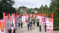 Exposición de carteles propagandísticos que promocionan el XIV Congreso Nacional del Partido.