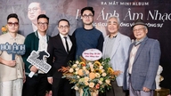 Der Volkskünstler Quang Thọ drückte seine Bewunderung für den Pianisten Cường Tống aus.