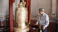 A comuna de Ben Luc recebe o grande sino e tambor de bronze no Memorial do Advogado Nguyen Huu Tho.