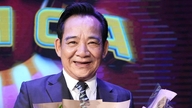 Kunstneren Quang Tèo modtager gode nyheder.