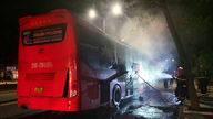 Myndighederne slukkede straks en brand, der involverede en passagerbus i Ha Tinh.