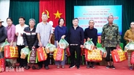 Sekolah Menengah Khas Luong Van Chanh menyampaikan hadiah daripada dermawan kepada penduduk yang terjejas banjir.