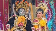 Pazar sabahı Hung King Tapınağı ve hayvanat bahçesi çevresinde çok sayıda izleyici geleneksel Vietnam operasını izledi.