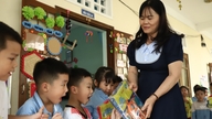Los niños de preescolar de la zona afectada por las inundaciones de Hoa Thinh regresan emocionados a la escuela con nuevos libros de texto y juguetes.
