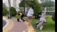 Estudante do sexo feminino na cidade de Ho Chi Minh é hospitalizada após ser agredida por um grupo de alunos.