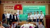 Agências do Vietcombank em Da Nang distribuem doações para apoiar as vítimas das enchentes.