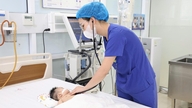 To måneder gammel pige lider af respiratorisk distress syndrom og alvorlig lungebetændelse på grund af RSV.