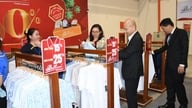 На торговлю и сферу услуг приходится приблизительно 50% валового регионального продукта Хошимина.