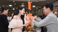 Een Vietnamese kunstenares trekt bijzondere aandacht door volksmuziek te brengen tijdens de viering van de Nationale Dag van Laos.