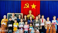 Le Comité central de l'Union des femmes du Vietnam a rendu visite à ses membres féminines et aux enfants orphelins du quartier de Phu Yen et de la commune de Hoa Thinh et leur a offert des cadeaux.