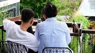 사람들이 성관계를 시작하는 나이가 점점 어려지고 있습니다.