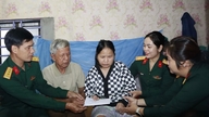 Da Nang City Military Command besøgte og overrakte gaver til ofre for Agent Orange/dioxin og betjente i vanskelige omstændigheder.