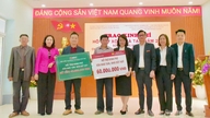 Cabang Agribank Ha Giang dan Cabang Asuransi Agribank Phu Tho memberikan dukungan untuk pembongkaran perumahan sementara di komune Ngoc Duong.