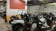 Coraz więcej budynków mieszkalnych w Hanoi tymczasowo zawiesza parkowanie nowych hulajnóg elektrycznych.