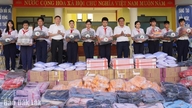 The Provincial Business Association donated 1,200 gift packages to support students, veterans, and victims of Agent Orange.