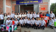 Dons de maisons caritatives aux ménages démunis de la commune de Duc Hue.