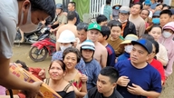 Η Acecook Vietnam δώρισε 210.000 προϊόντα στιγμιαίας παρασκευής νουντλς στα θύματα των πλημμυρών στις επαρχίες Dak Lak, Khanh Hoa και Gia Lai.