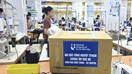 Ho Chi Minh Cityn opiskelijat kokoavat tietokoneita ja ompelevat univormuja lahjoittaakseen ne tulva-alueiden opiskelijoille.
