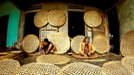 পুরানো বাঁশের নৌকা