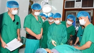 Mais de 30 pacientes receberam cirurgias humanitárias para tratamento de traumas, ortopedia e distúrbios musculoesqueléticos no Centro Médico Regional de Chiêm Hoá.