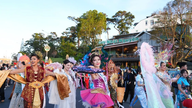 ផ្លូវនានាក្នុងកណ្តាលទីក្រុងក្នុង «ដែនដីនៃផ្កាមួយពាន់» កំពុងមមាញឹកដោយសកម្មភាព។