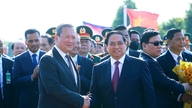 Premierminister Pham Minh Chinh und der Premierminister von Kambodscha nahmen gemeinsam an der Eröffnungszeremonie des internationalen Grenzübergangs Tan Nam - Meun Chey teil.