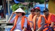 For at købe billetter til en tur i Ha Long-bugten skal du fremvise dit borgeridentifikationskort (CCCD).