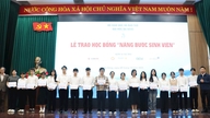 Đại học Đà Nẵng trao 290 triệu đồng học bổng “Nâng bước sinh viên”