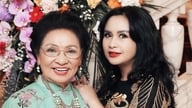 Quynh Nga toont trots haar trofee naast Viet Anh; de dochter van presentatrice Quyen Linh ziet er onschuldig en mooi uit.