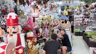 Kota Ho Chi Minh: Ibu kota dekorasi Natal ini tampak suram, dengan daya beli yang menurun.