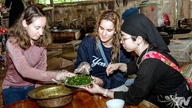 Unge mennesker i Thai Hai 'åbner dørene' til deres landsby for verden.