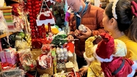 Overladen met kleurrijke kerstversieringen en -accessoires.