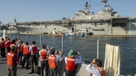 Amerikansk militærpersonel på to krydsere besøger Da Nang.