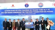Hai Phong receives 15 ambulances and medical equipment worth over 26 billion VND from Vingroup Corporation.