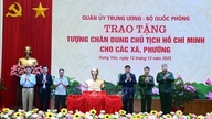 Menyerahkan patung potret Presiden Ho Chi Minh kepada komune dan kelurahan.