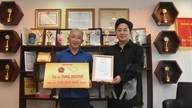 Singer Tung Duong donated 200 million VND to the "Golden Apricot Blossom Tri An" program.