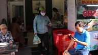 Ejeren af ​​en vegetarisk restaurant i Ho Chi Minh City ændrer konstant menuen, hvilket får kunderne til at besvime over maden.
