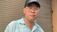 푸옥 상은 동료들의 따뜻한 포옹에 둘러싸여 예술가들 간의 훈훈한 우정을 보여주고 있다.
